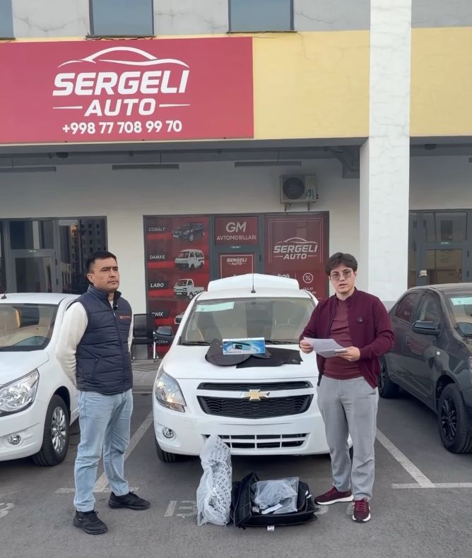 Sergeli Avto saloni kunduzi: topshiruv paytida yangi oq Cobalt va xodimlar